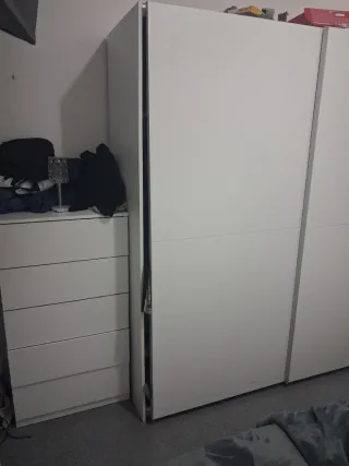 Armario blanco de madera