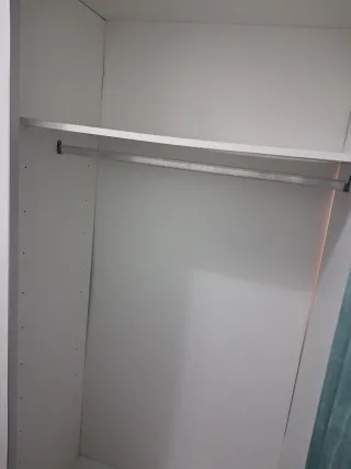 Armario blanco de madera