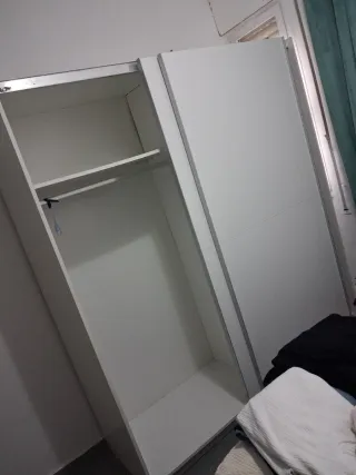 Armario blanco de madera