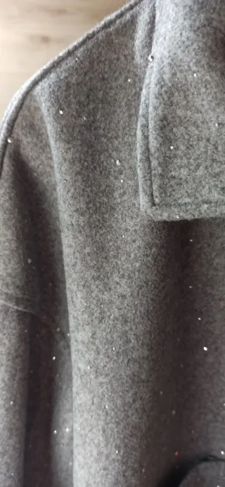 Elegante chaquetón gris