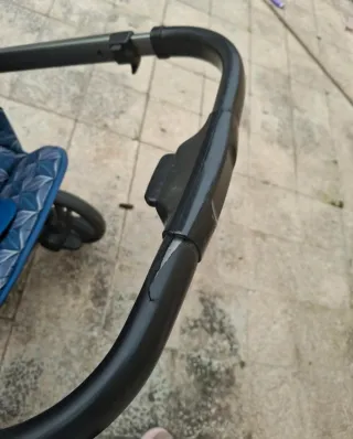 Passeggino blu con fantasia geometrica