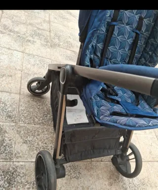 Passeggino blu con fantasia geometrica