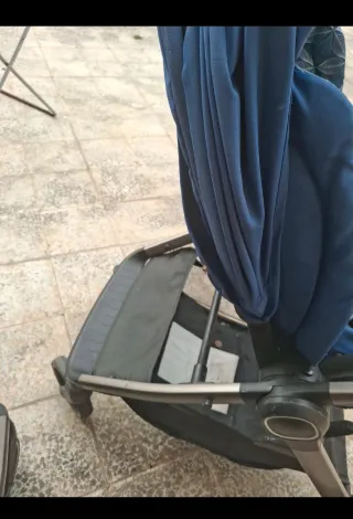 Passeggino blu con fantasia geometrica