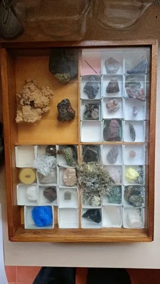 Scatola di minerali vari