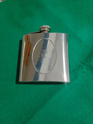 Petaca de licor de metal plateada