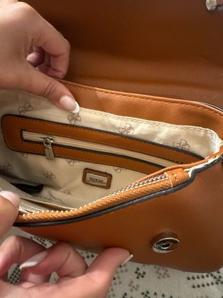 Bolso Guess Marrón con Llavero