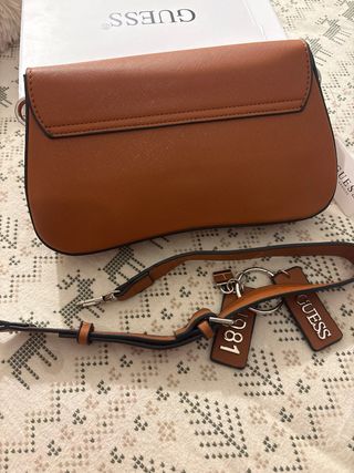 Bolso Guess Marrón con Llavero