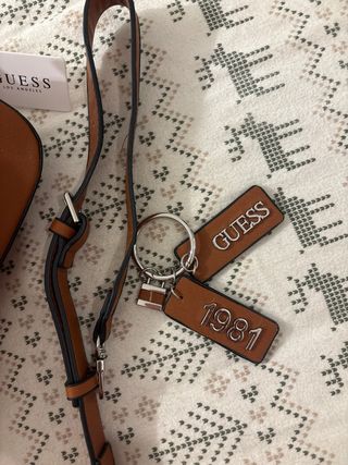 Bolso Guess Marrón con Llavero