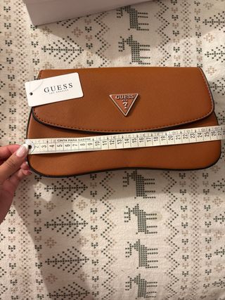 Bolso Guess Marrón con Llavero