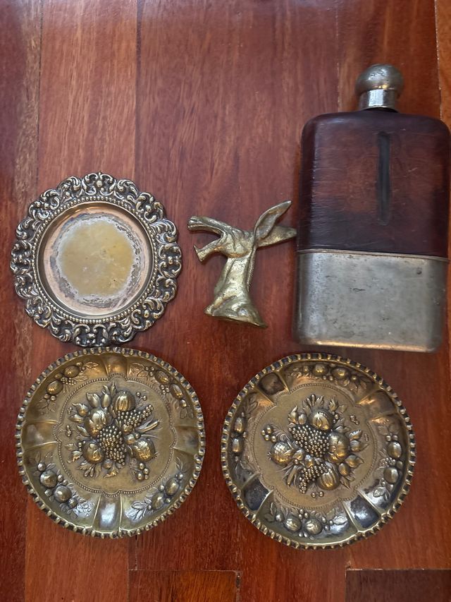 Set di articoli decorativi e da collezione: ceneri plateati, figurina di mulo e petaca