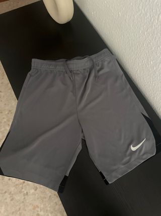 Pantalones cortos Nike grises y negros