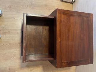 Mesita de noche de madera