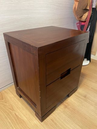 Mesita de noche de madera