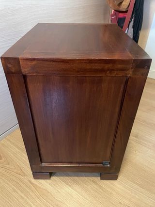 Mesita de noche de madera