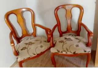 2 Sillones de madera y tela