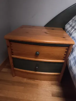 Mesita de noche de madera maciza