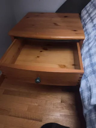 Mesita de noche de madera maciza