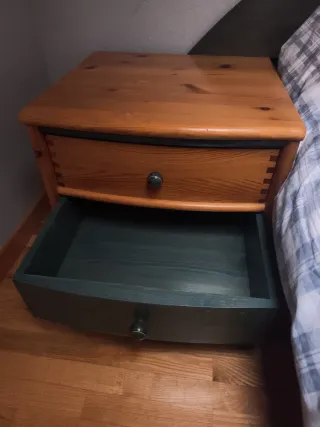 Mesita de noche de madera maciza