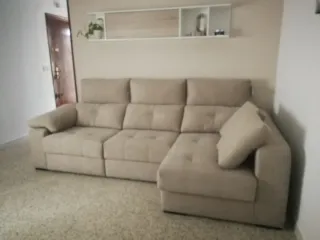 Divano Chesterfield in tessuto beige e tavolo in regalo