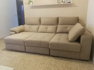 Divano Chesterfield in tessuto beige e tavolo in regalo