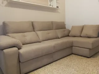 Divano Chesterfield in tessuto beige e tavolo in regalo