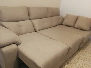 Divano Chesterfield in tessuto beige e tavolo in regalo