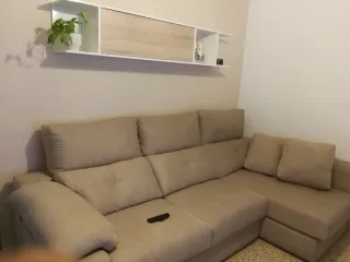 Divano Chesterfield in tessuto beige e tavolo in regalo