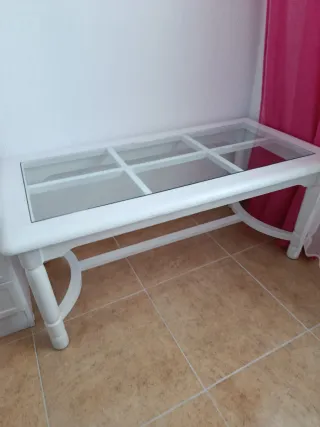 Divano Chesterfield in tessuto beige e tavolo in regalo