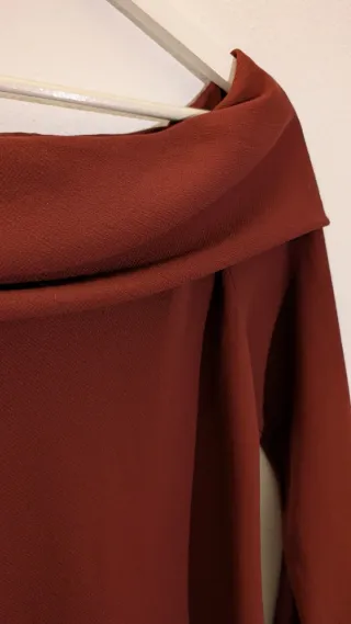 Vestido burdeos escote Bardot manga larga