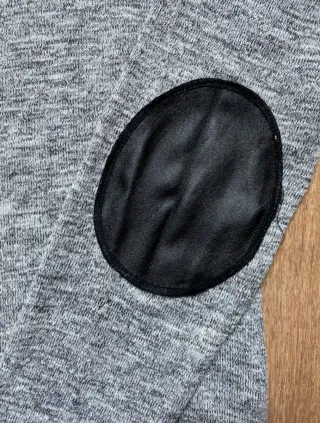 Jersey Bershka gris con parches en codos