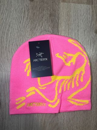 Gorro Arc'teryx rosa y amarillo
