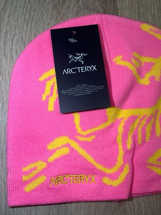 Gorro Arc'teryx rosa y amarillo