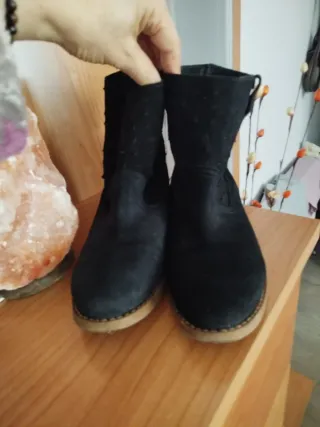 Botines negros ante