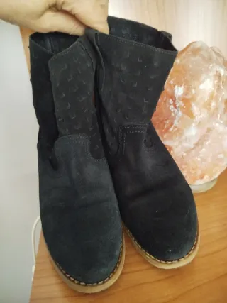 Botines negros ante