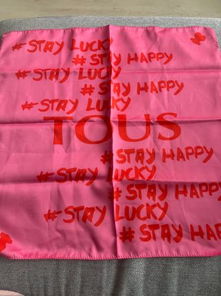 Pañuelo Tous cuello rosa