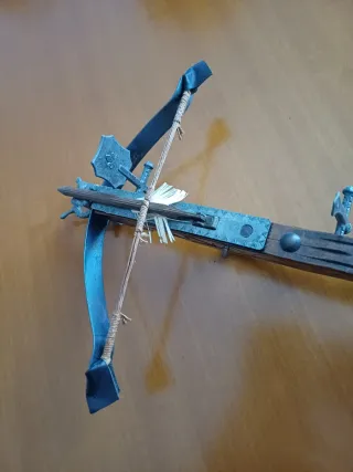 Piccola balestra decorativa in legno