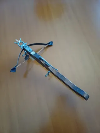 Piccola balestra decorativa in legno