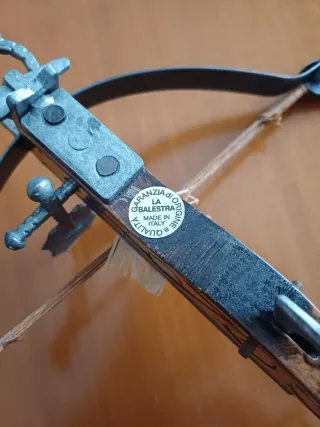 Piccola balestra decorativa in legno