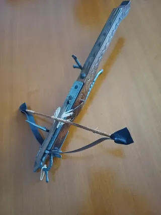 Piccola balestra decorativa in legno