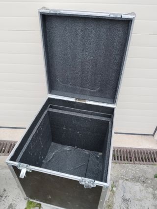 VENDO FLIGHT CASE BOMBO CON RUEDAS.