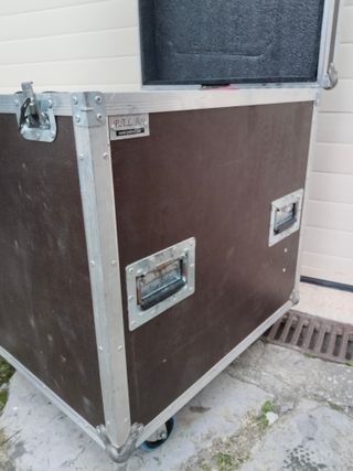 VENDO FLIGHT CASE BOMBO CON RUEDAS.