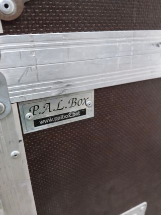 VENDO FLIGHT CASE BOMBO CON RUEDAS.