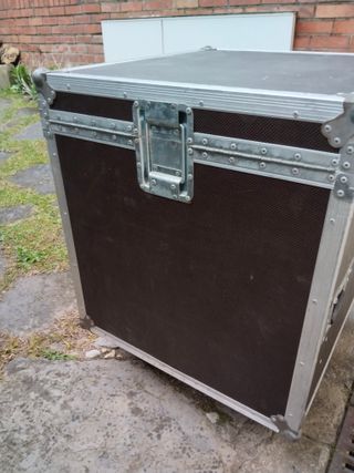 VENDO FLIGHT CASE BOMBO CON RUEDAS.