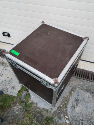 VENDO FLIGHT CASE BOMBO CON RUEDAS.