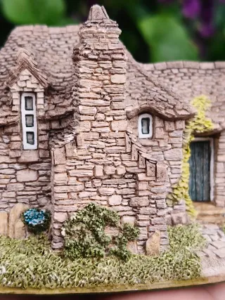 Lilliput Lane Pixie House