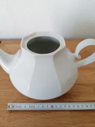 Tetera de cerámica blanca