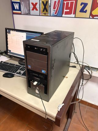 PC Torre Negra con Monitor 2 unidades