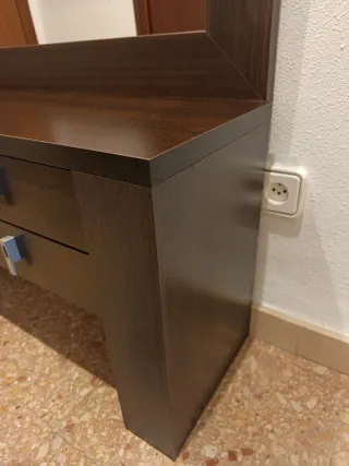 Recibidor de madera con espejo