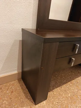 Recibidor de madera con espejo