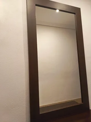 Recibidor de madera con espejo